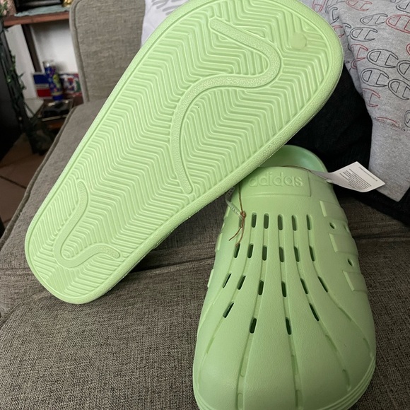 Adidas Adilette Unisex Clog Pastel Green Slip on
Style IF0793 New M 11 W 12 - Picture 8 of 10